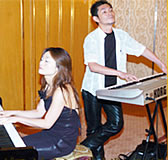 ピアノとシンセサイザーの演奏